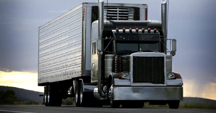 A truck on a Canadian highway illustrating the challenges related to working conditions in the trucking sector in Canada.