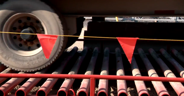 Truckers using cleaning stations on Highway 30 to prevent gravel projections and improve road safety.