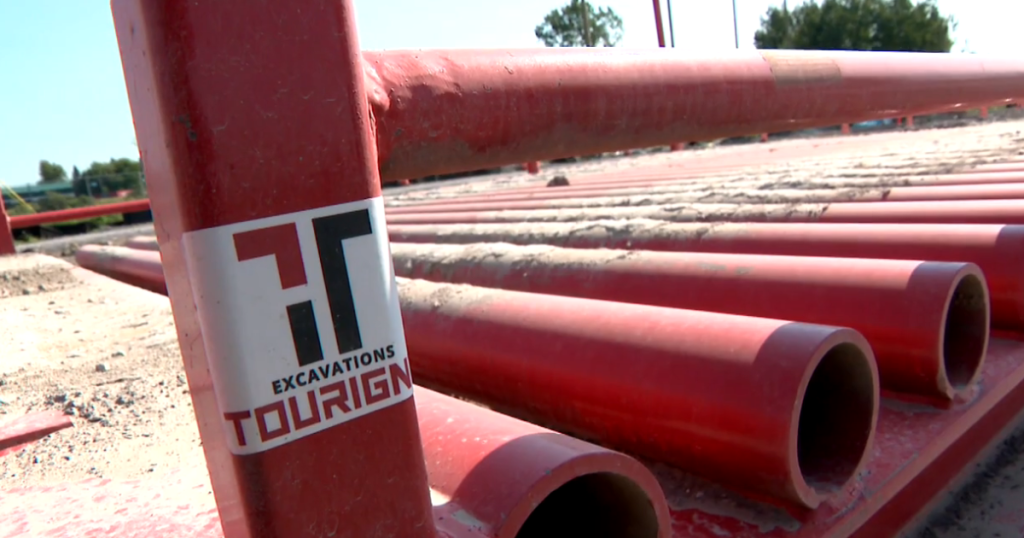 Truckers using cleaning stations on Highway 30 to prevent gravel projections and improve road safety.